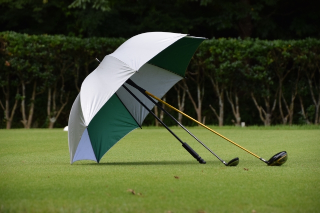 コルフ用の傘は、なぜ柄がまっすぐなのか？ - ハイエストゴルフ 