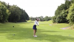 女性ゴルファーのスイング