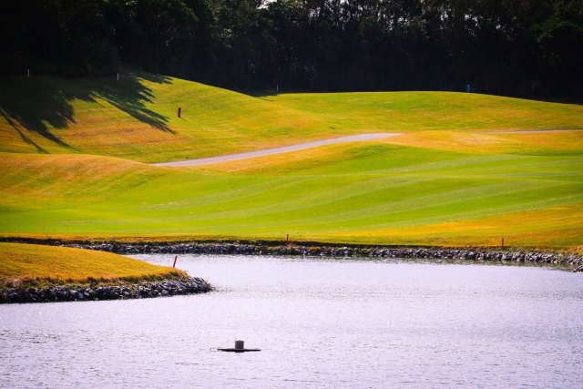 池が配置されているゴルフコース